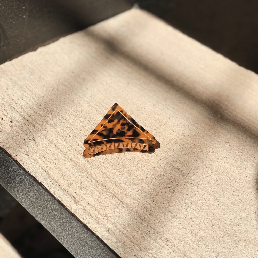 Acrylic & iron tortoiseshell hair clip